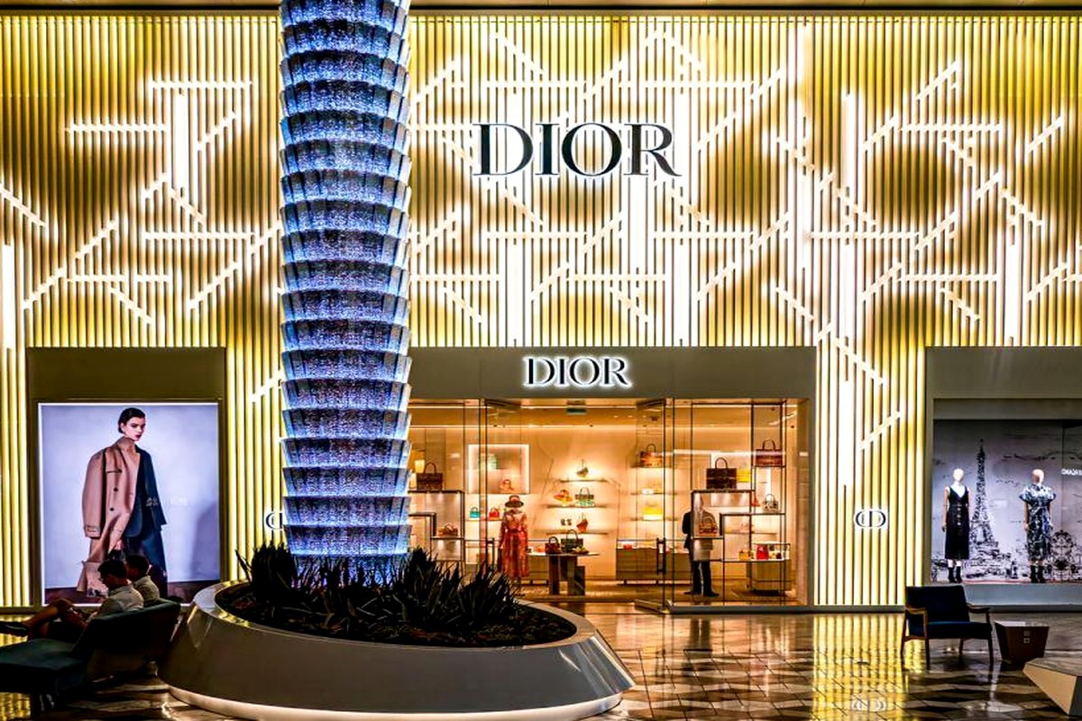 How to Build a Minimalist Closet That Still Feels Personal